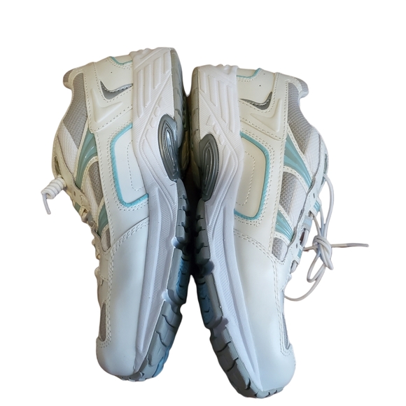 NEW Vionic Walker Classic Leather Sneaker - Picture 6 of 9